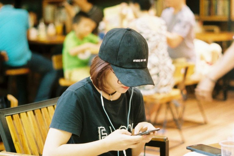 Gelbes Schild mit der Aufschrift "LOVE TO LEARN", im Hintergrund eine Person.