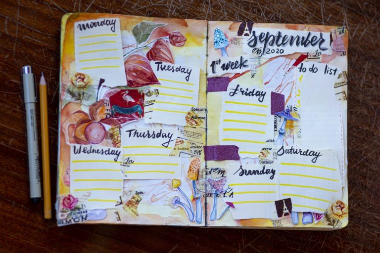 Kalender Ein kreativer Kalender mit bunten Designs für September und Notizen für die Woche.